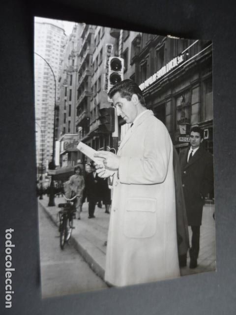 Fotos de Cantores: GILBERT BECAUD CANTANTE EN LA GRAN VIA MADRID ANTIGUA FOTOGRAFIA ORIGINAL 24 X 18 CM