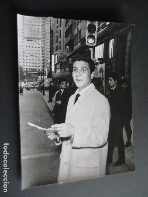 Fotos de Cantores: GILBERT BECAUD CANTANTE EN LA GRAN VIA MADRID ANTIGUA FOTOGRAFIA ORIGINAL 24 X 18 CM
