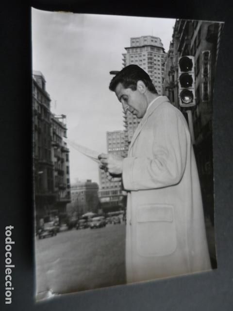 Fotos de Cantantes: GILBERT BECAUD CANTANTE EN LA GRAN VIA MADRID ANTIGUA FOTOGRAFIA ORIGINAL 24 X 18 CM