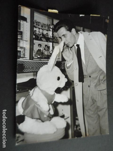 Photos of Singers: GILBERT BECAUD CANTANTE EN ROMA ANTIGUA FOTOGRAFIA ORIGINAL 24 X 18 CM