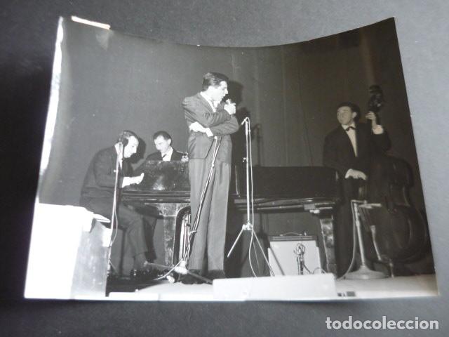 Fotos von Musikern: GILBERT BECAUD CANTANTE ANTIGUA FOTOGRAFIA ORIGINAL 24 X 18 CM