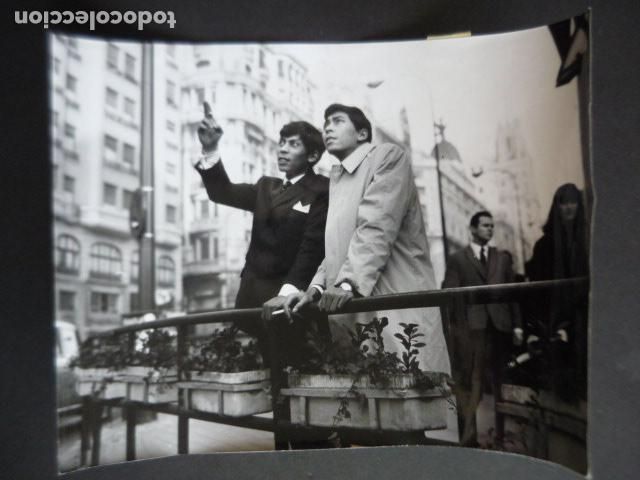Photos of Singers: LOS BLUE DIAMONDS CONJUNTO MUSICAL EN LA GRAN VIA MADRID ANTIGUA FOTOGRAFIA ORIGINAL 18 X 24 CM