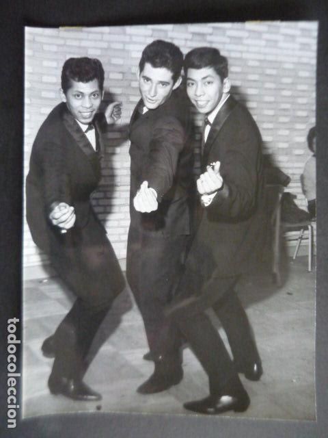 Fotos de Cantores: LOS BLUE DIAMONDS CONJUNTO MUSICAL CON MIGUEL RIOS EN MADRID ANTIGUA FOTOGRAFIA ORIGINAL 18 X 24 CM