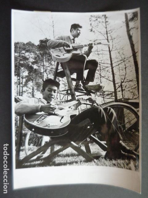 Photos of Singers: LOS BLUE DIAMONDS CONJUNTO MUSICAL ANTIGUA FOTOGRAFIA ORIGINAL 18 X 24 CM