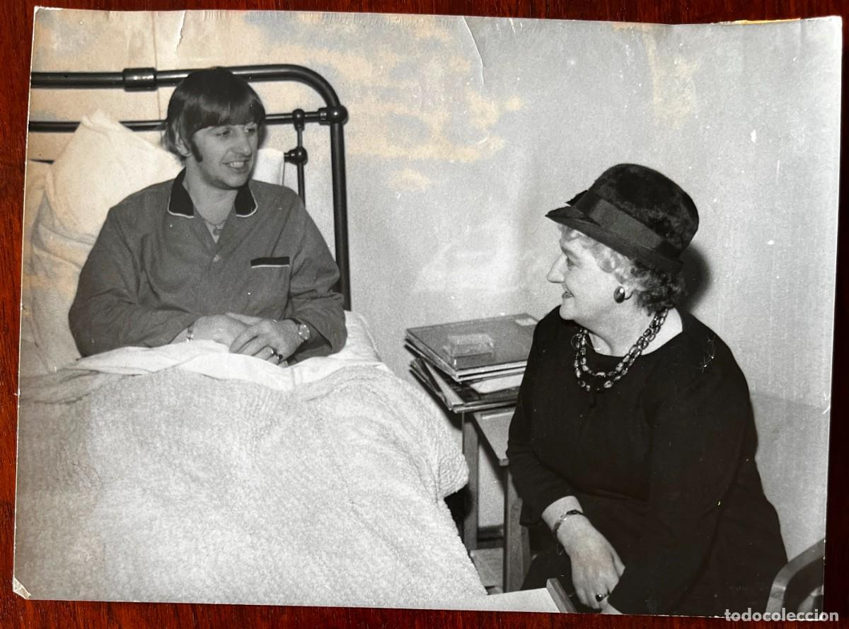 Fotos de Cantantes: ANTIGUA FOTOGRAFIA DE RINGO STAR, THE BEATLES, 19-12-1964, RECIBE LA VISITA DE SU MADRE LA SE&Ntilde;ORA EL