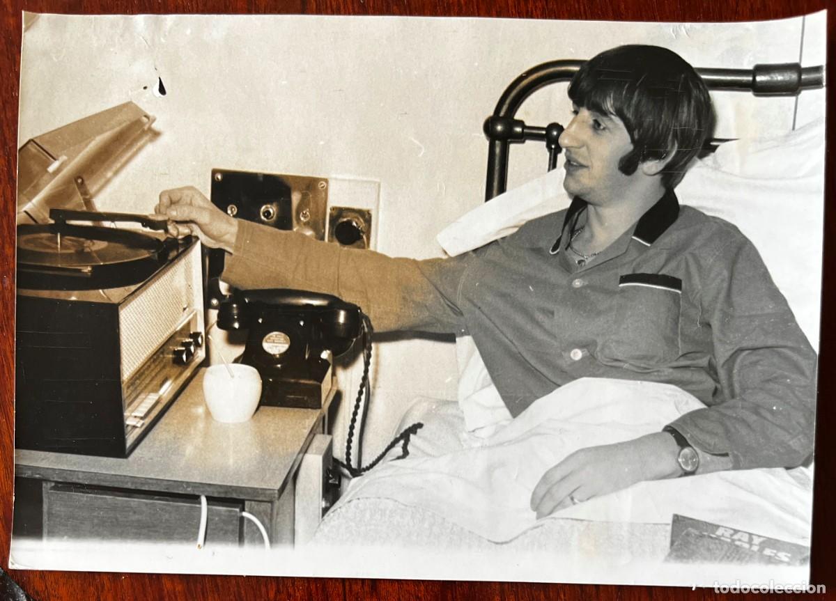 Fotos de Cantantes: ANTIGUA FOTOGRAFIA DE RINGO STAR, THE BEATLES, 19-12-1964, EN SU CAMA DEL HOSPITAL COLLEGE UNIVERSIT