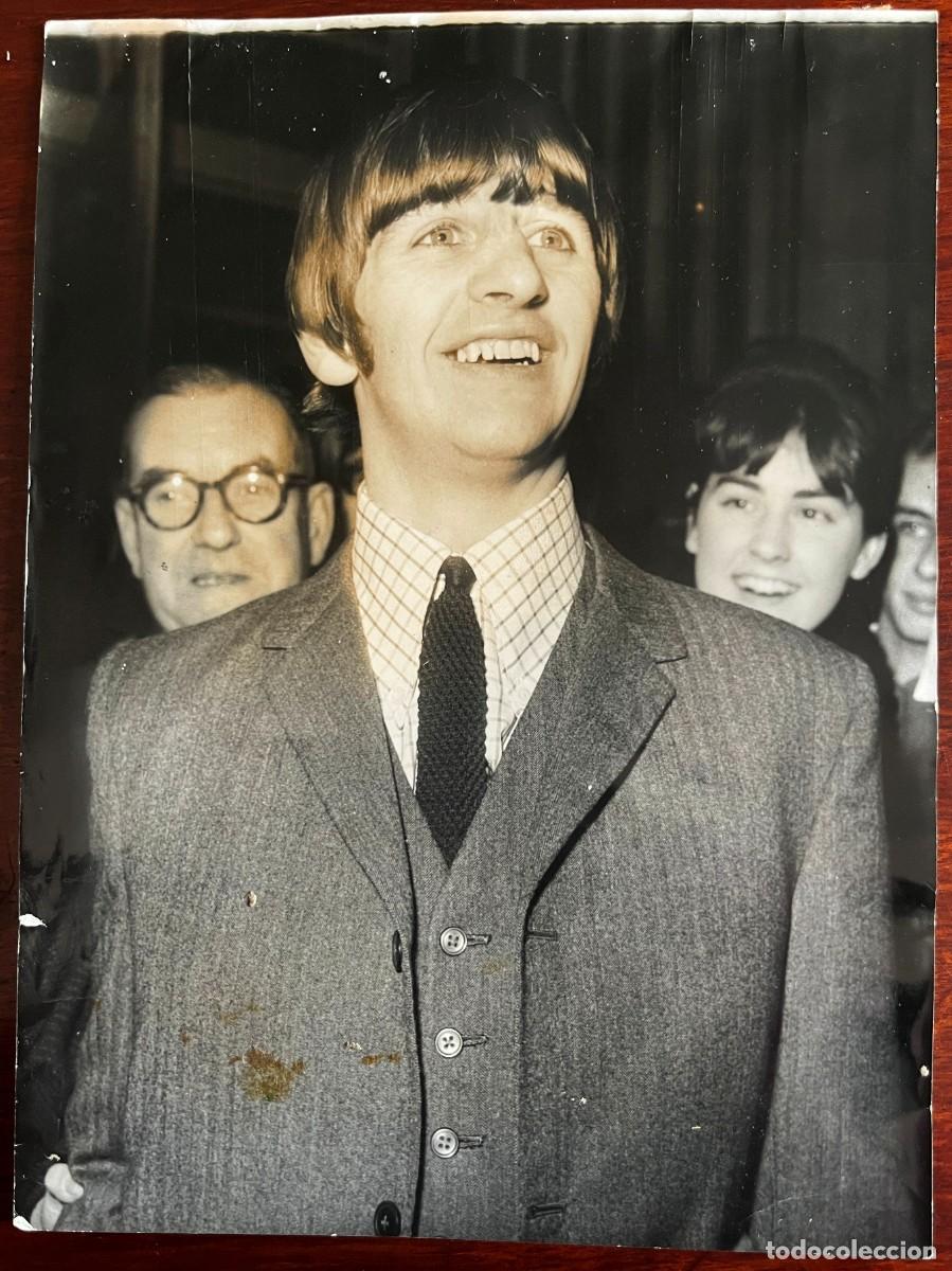 Fotos de Cantantes: ANTIGUA FOTOGRAFIA DE RINGO STAR, THE BEATLES, 19-12-1964, A SU SALIDA DEL HOSPITAL COLLEGE UNIVERS