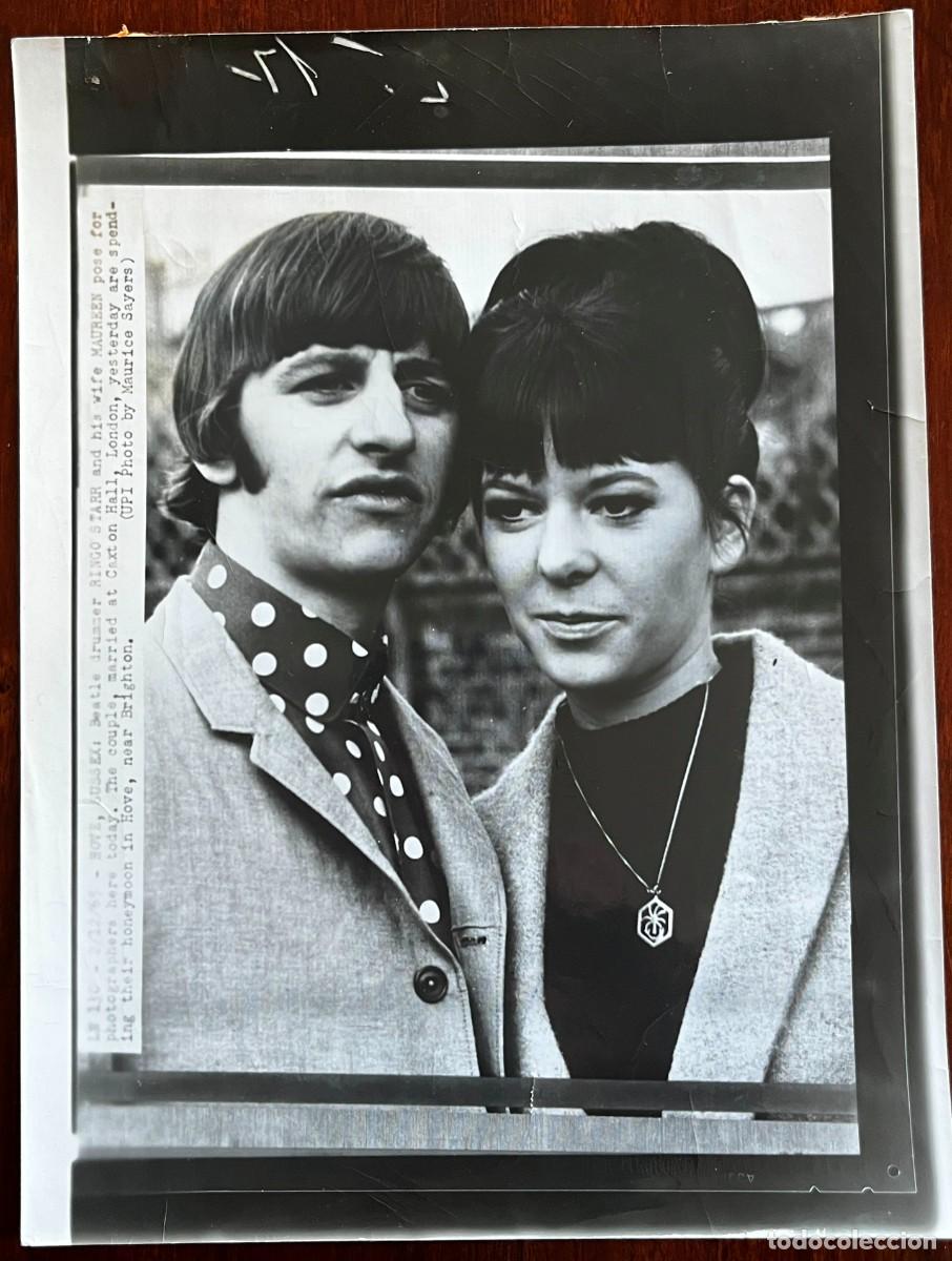 Fotos de Cantantes: ANTIGUA FOTOGRAFIA DE RINGO STAR, THE BEATLES, 20-2-1965, LUNA DEMIEL, POSADO JJNTO A SU ESPOSA MAUR