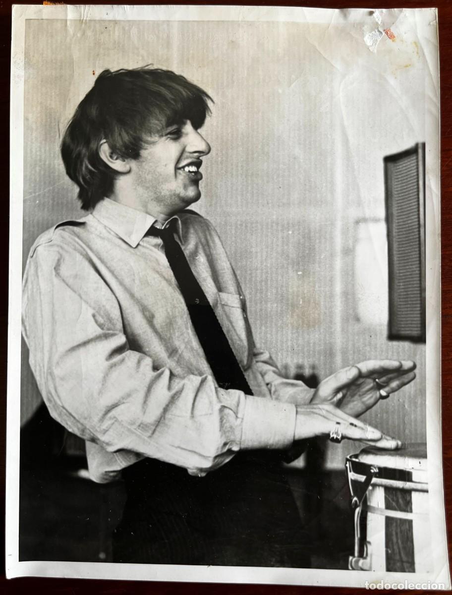 Fotos de Cantantes: ANTIGUA FOTOGRAFIA DE RINGO STAR, THE BEATLES, 15-2-1965, MIDE 24 X 18 CMS. APROXIMADAMENTE, VER LA