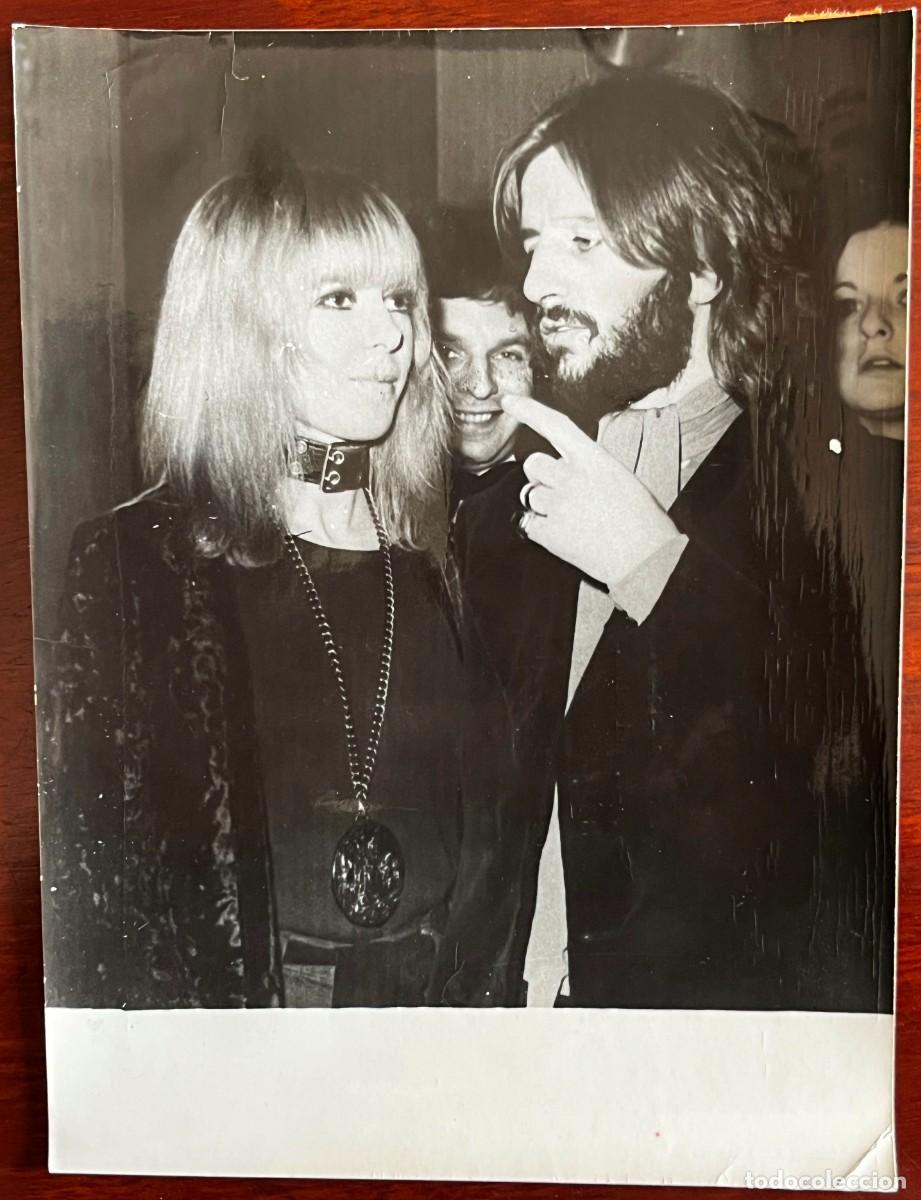 Fotos de Cantantes: ANTIGUA FOTOGRAFIA DE RINGO STAR, THE BEATLES, 20-12-1969, CONVERSA CON SU ESPOSA MAUREEN A S LLEGAD
