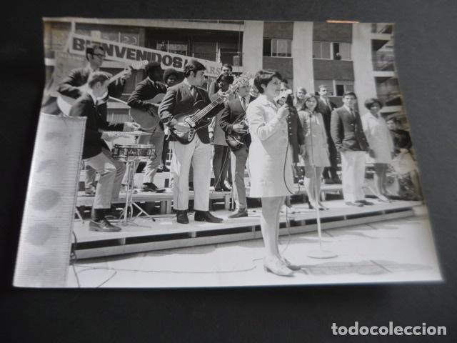 Photos of Singers: VIVA LA GENTE CONJUNTO MUSICAL ANTIGUA FOTOGRAFIA ORIGINAL 18 X 24 CM