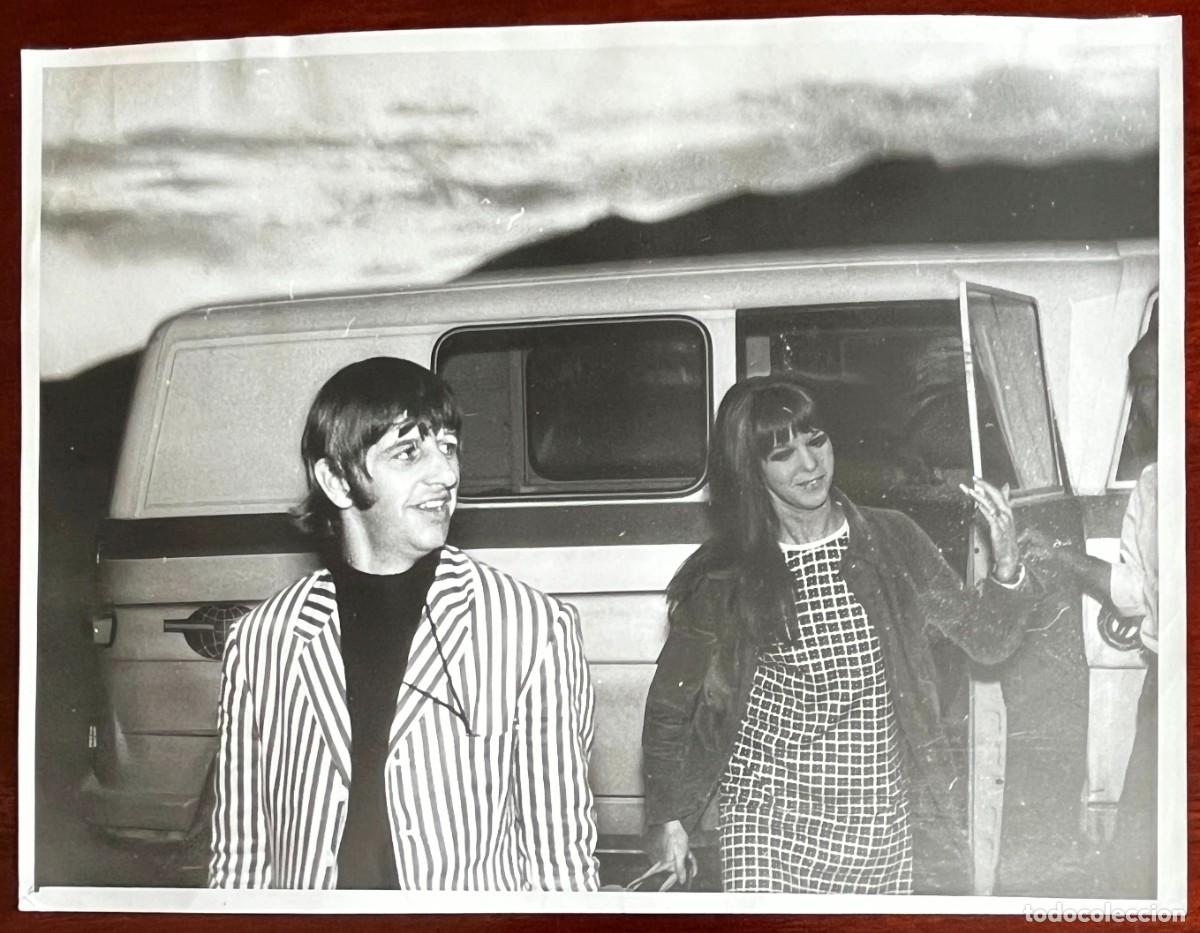 Fotos de Cantantes: ANTIGUA FOTOGRAFIA DE RINGO STAR, THE BEATLES, 15-10-1966, ACOMPA&Ntilde;ADO DE S ESPOSA MAUREEN, MIDE 24 X