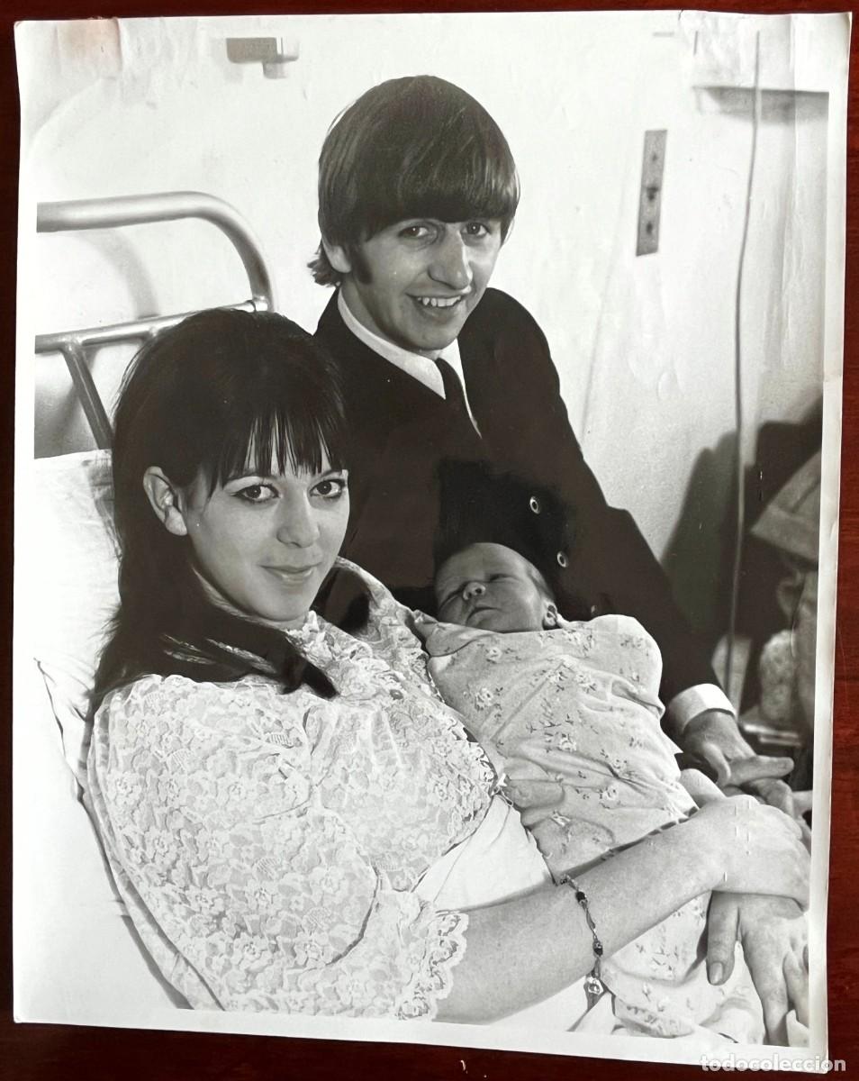 Fotos de Cantantes: ANTIGUA FOTOGRAFIA DE RINGO STAR, THE BEATLES, 2-10-1965, CON SU ESPOSA Y SU HIJO RECIEN NACIDO, MID