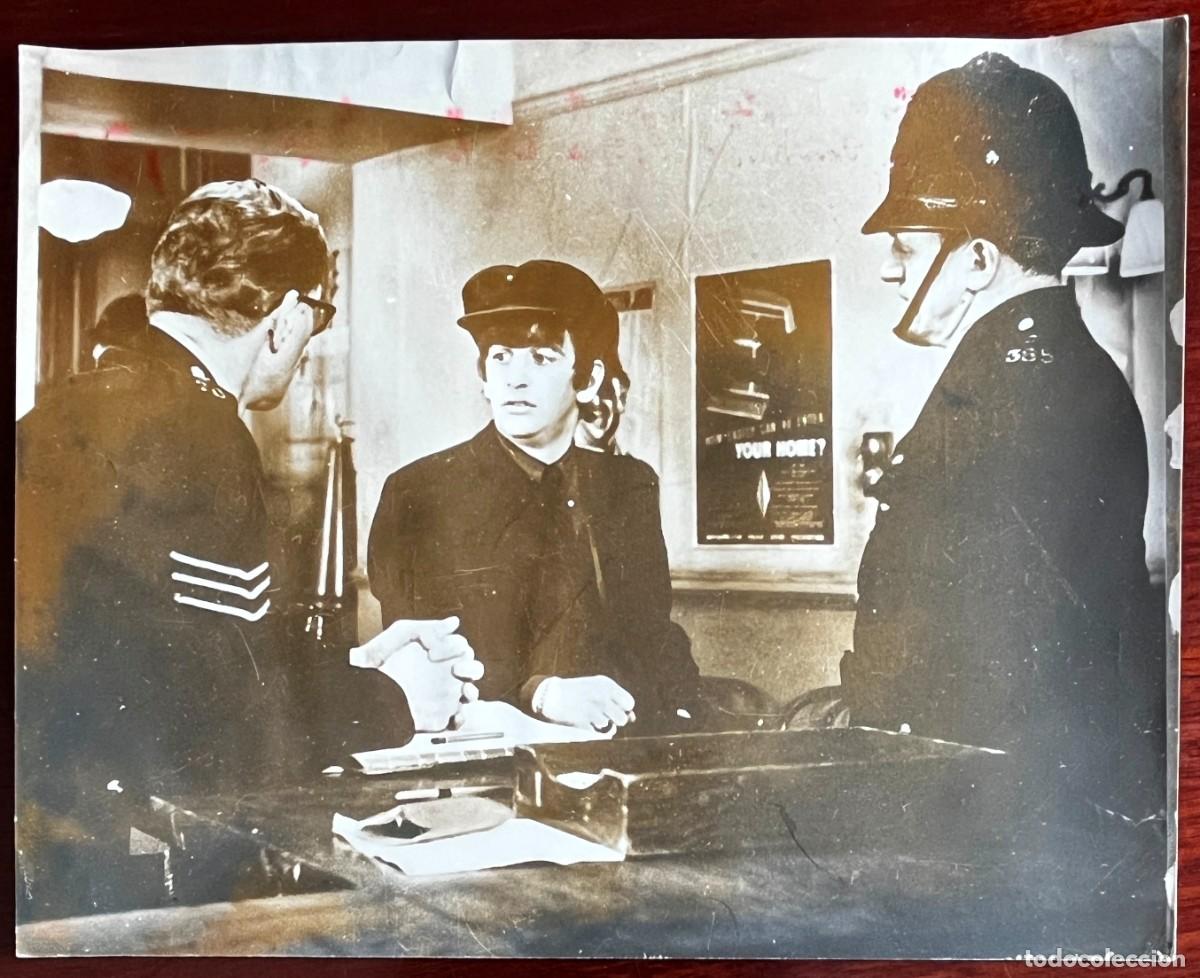 Fotos de Cantantes: ANTIGUA FOTOGRAFIA DE RINGO STAR, THE BEATLES, 8-12-1973,EN UNA ESCENA DE LA PELICULA &rdquo;QUE NOCHE LA