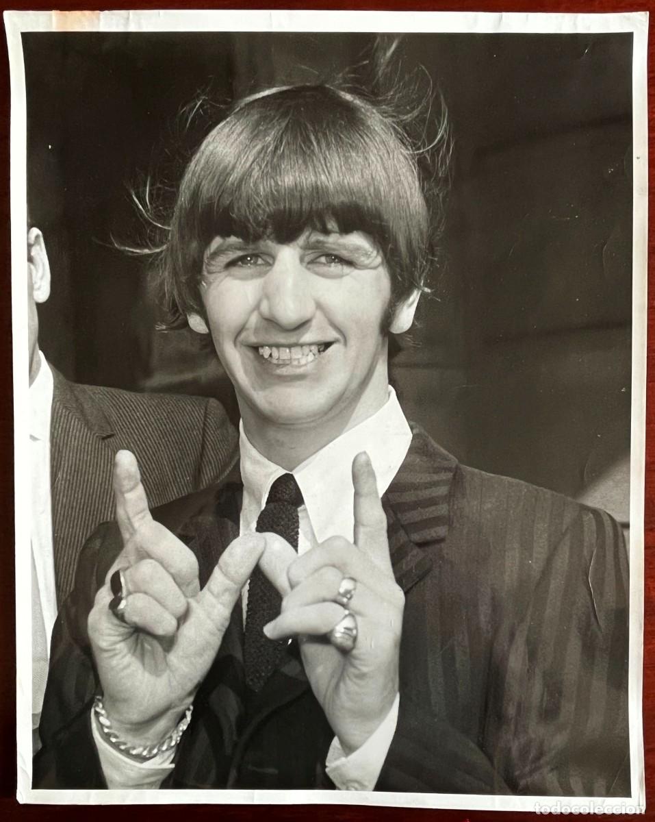 Fotos de Cantantes: ANTIGUA FOTOGRAFIA DE RINGO STAR, THE BEATLES, 25-9-1965, SE&Ntilde;ALA CON LAS MANOS EL TAMA&Ntilde;O DE SU HIJO