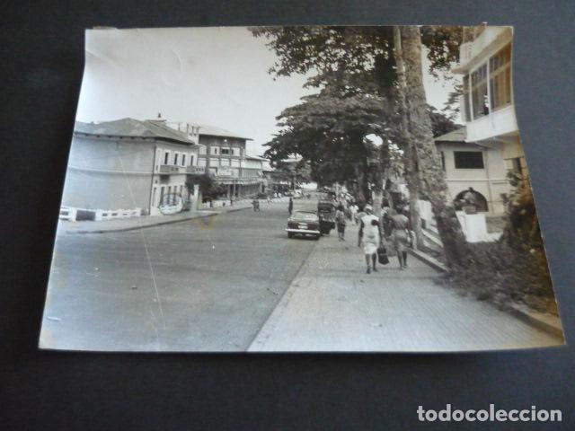 Photos of Singers: BATA GUINEA ECUATORIAL ESCENA URBANA ANTIGUA FOTOGRAFIA ORIGINAL 18 X 24 CM