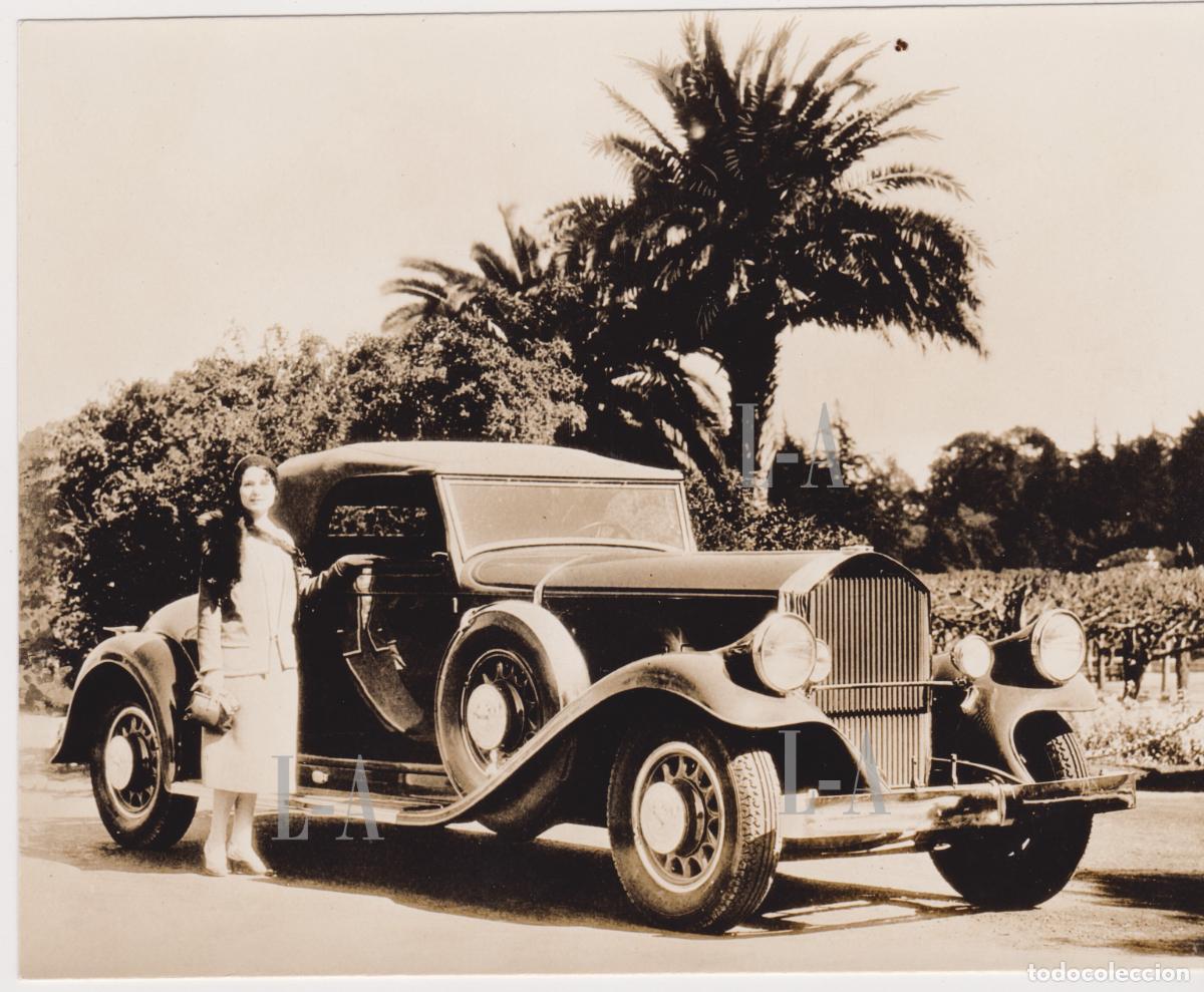 Fotos de Cantantes: Fotograf&iacute;a original de la soprano espa&ntilde;ola Margarita Salvi (Margherita Salvi) junto a un autom&oacute;vil