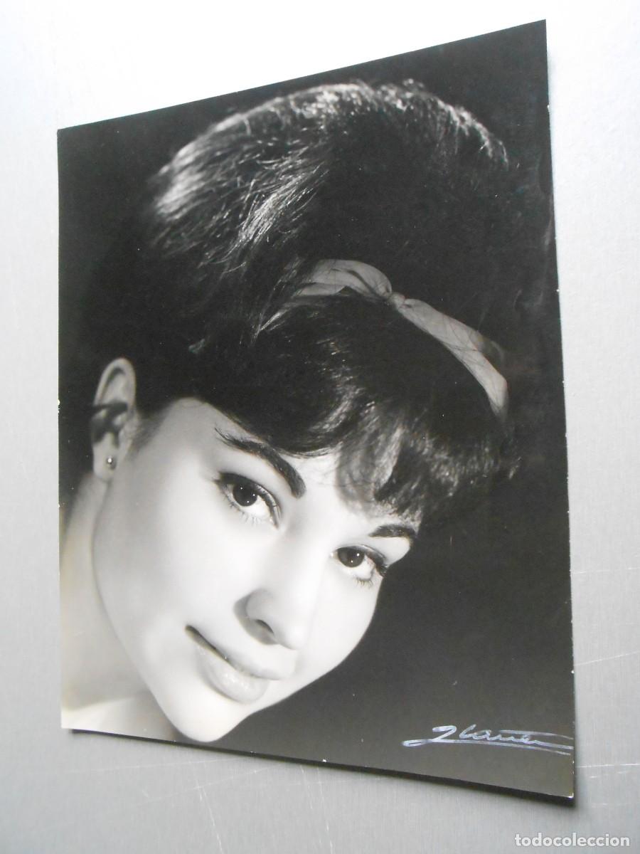 Fotos de Cantantes: FOTO de - ROSALIA - de 18 x 24 cms.