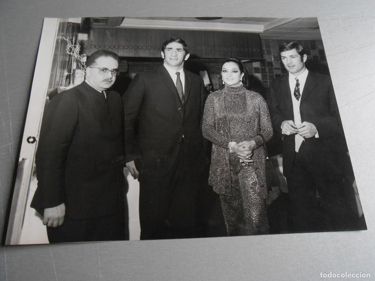 Fotos de Cantantes: FOTO de - LOLA FLORES - URTAIN y PEDRO CARRASCO - de 23,5 x 18 cms.