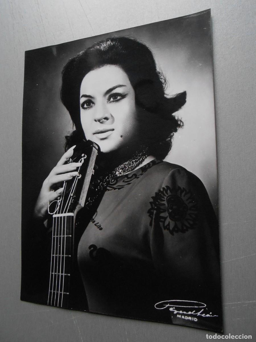 Fotos de Cantantes: FOTO de - LOLA FLORES - de 18 x 24 cms.