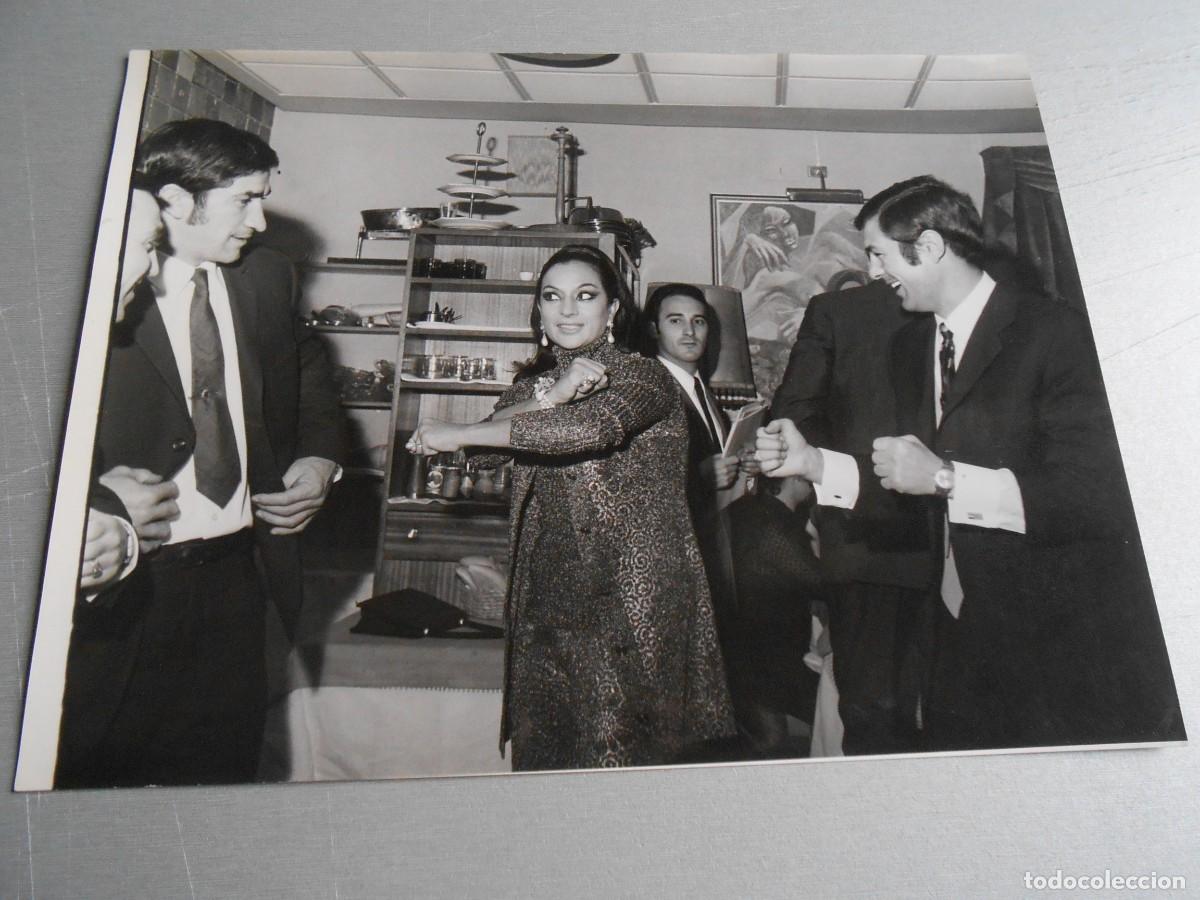 Fotos de Cantantes: FOTO de - LOLA FLORES con URTAIN y PEDRO CARRASCO - de 24 x 18 cms.