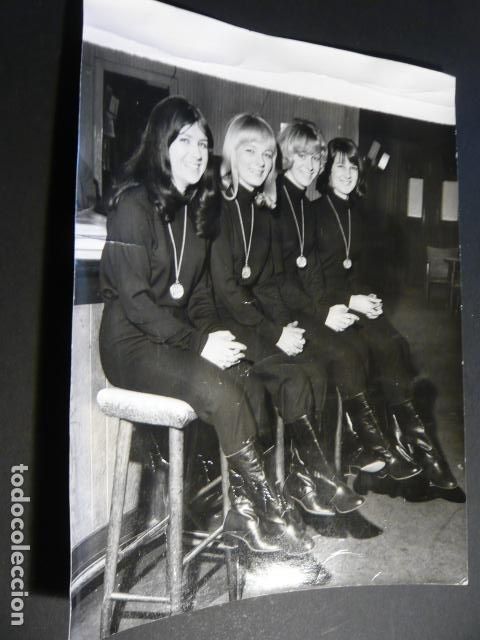 Photos of Singers: THE DOLLIES ANTIGUA FOTOGRAFIA ORIGINAL 1965 15 X 20 CM