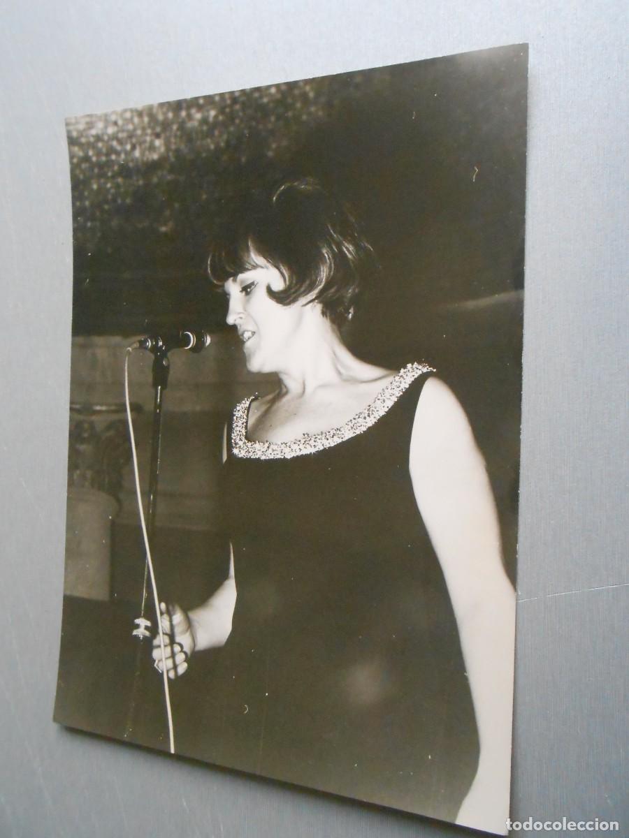 Fotos de Cantantes: FOTO de - RENATA -, de 15 x 20,5 cms.