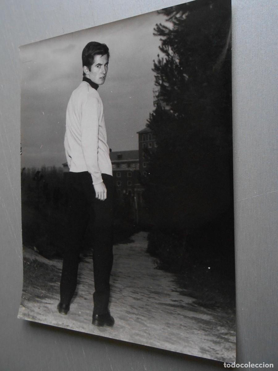 Fotos de Cantantes: FOTO de - VICTOR MANUEL -, de 18 x 24 cms.