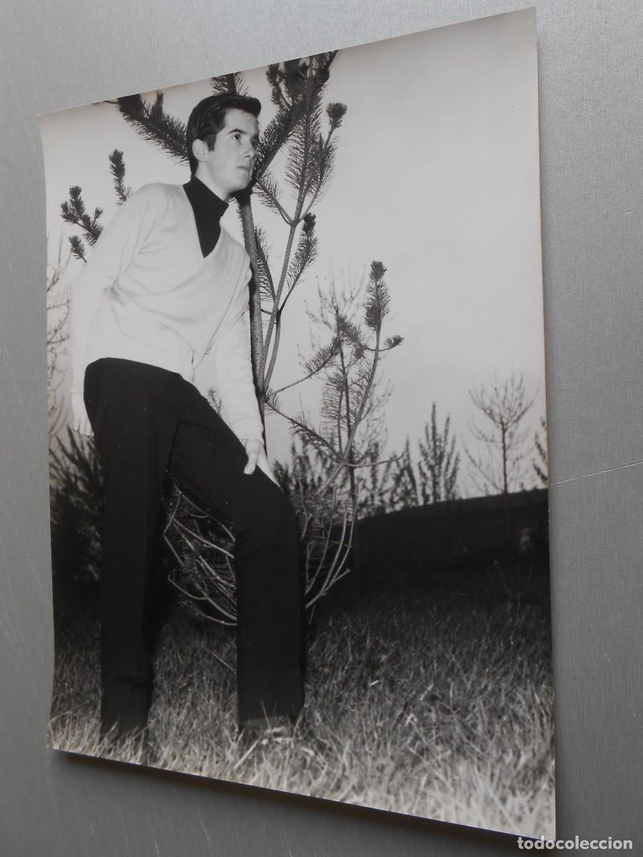 Fotos de Cantantes: FOTO de - VICTOR MANUEL -, de 18 x 24 cms.