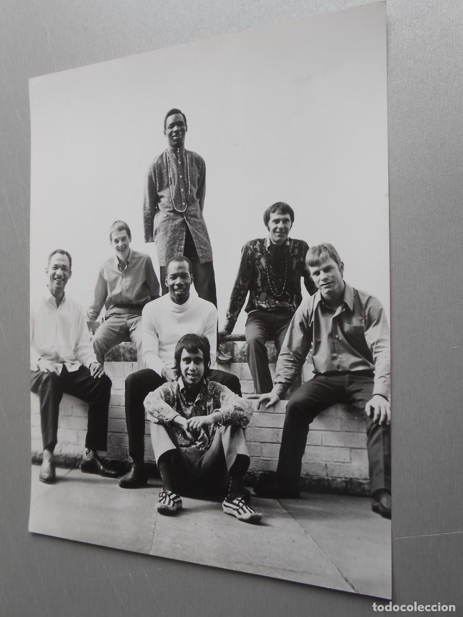 Fotos de Cantantes: FOTO de - The FOUNDATIONS -, de 18 x 24 cms.