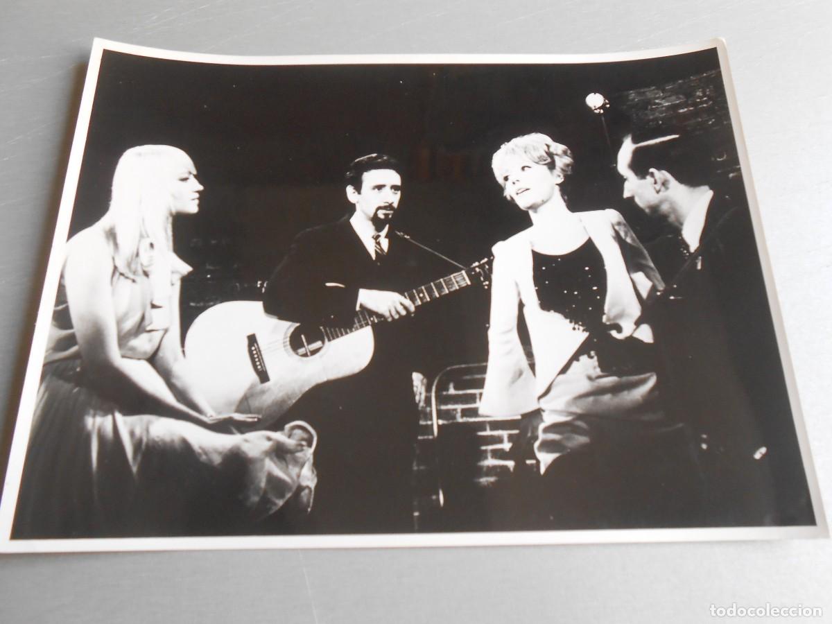 Fotos de Cantantes: FOTO de - PETER, PAUL & MARY con PETULA CLARK -, de 24 x 18 cms.