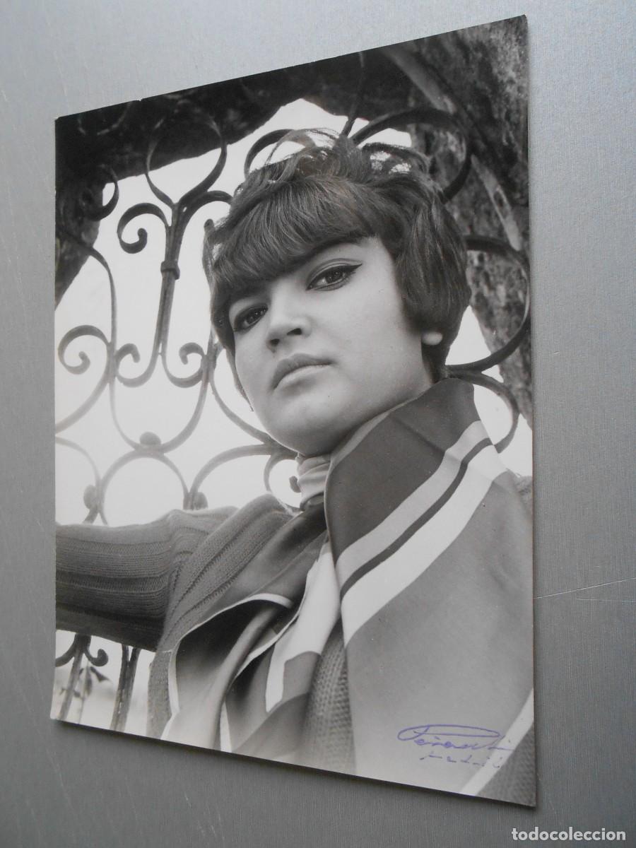 Fotos de Cantantes: FOTO de - BETINA -, de 18 x 24 cms.
