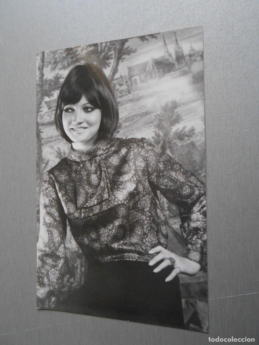 Fotos de Cantantes: FOTO de - BETINA -, de 9 x 14 cms.