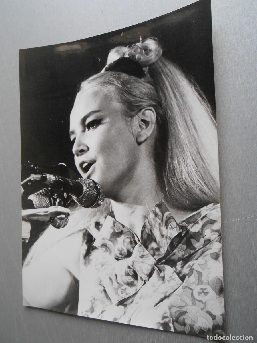 Fotos de Cantantes: FOTO de - BETINA -, de 18 x 24 cms.
