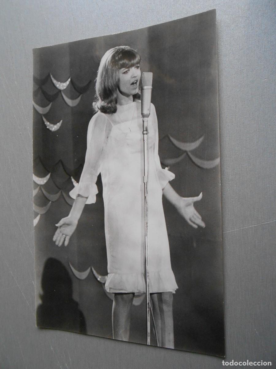 Fotos de Cantantes: FOTO de - BETINA -, de 12 x 18 cms.