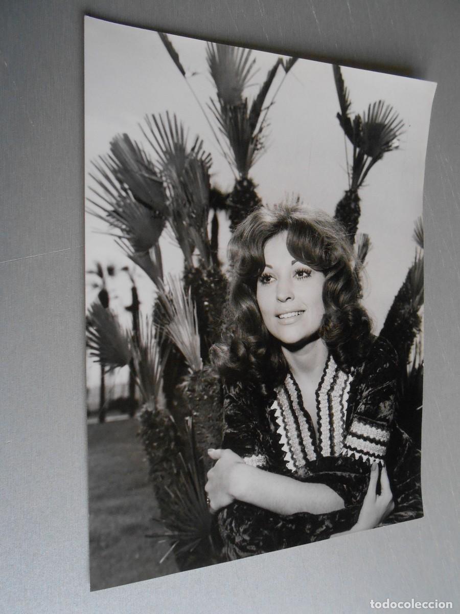 Photos of Singers: FOTO de - ROSALIA -, de 18 x 24 cms.
