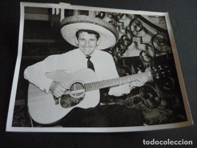 Foto di Cantanti: LONNIE DONEGAN GUITARRISTA ANTIGUA FOTOGRAFIA ORIGINAL 18 X 24 CM