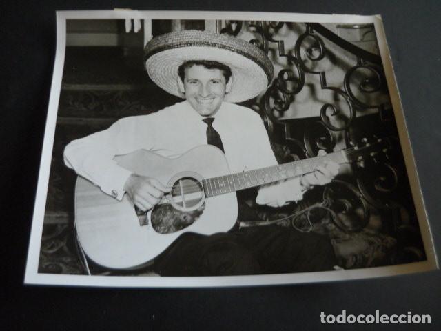 Fotos de Cantores: LONNIE DONEGAN GUITARRISTA ANTIGUA FOTOGRAFIA ORIGINAL 18 X 24 CM