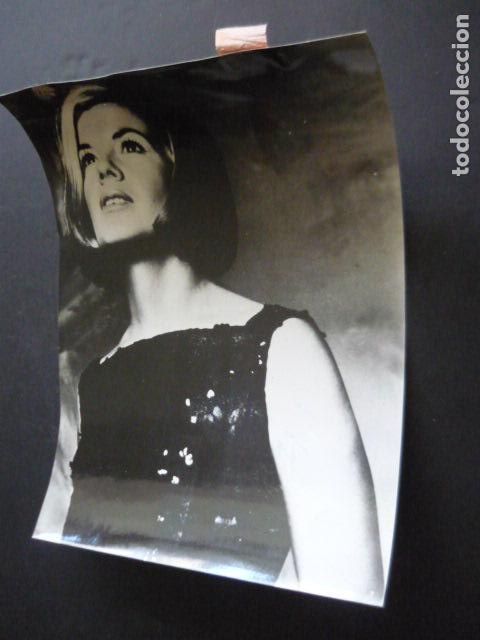 Photos of Singers: VIKKI CARR CANTANTE ANTIGUA FOTOGRAFIA ORIGINAL 24 X 18 CM