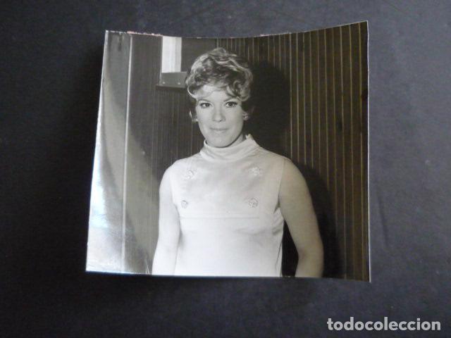 Foto di Cantanti: VIKKI CARR CANTANTE ANTIGUA FOTOGRAFIA ORIGINAL 12 X 12 CM
