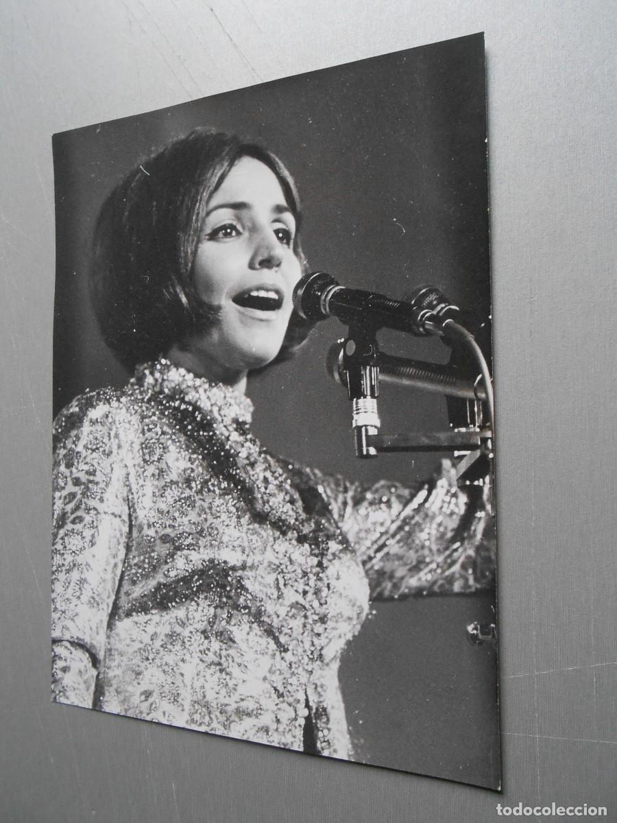 Photos of Singers: FOTO de - DOVA -, de 18 x 24 cms.