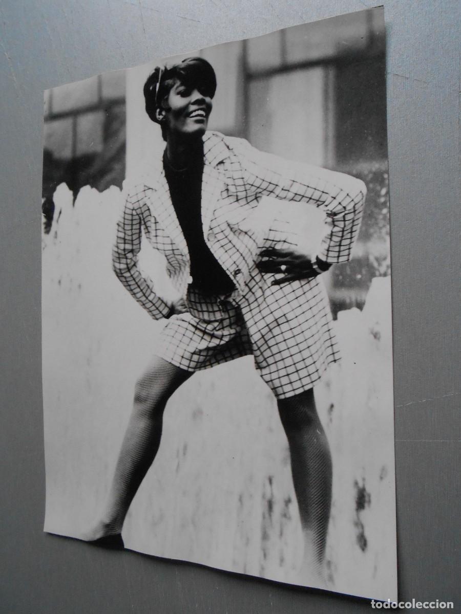 Fotos de Cantantes: FOTO de - DIONNE WARWICK - de 18 x 24 cms