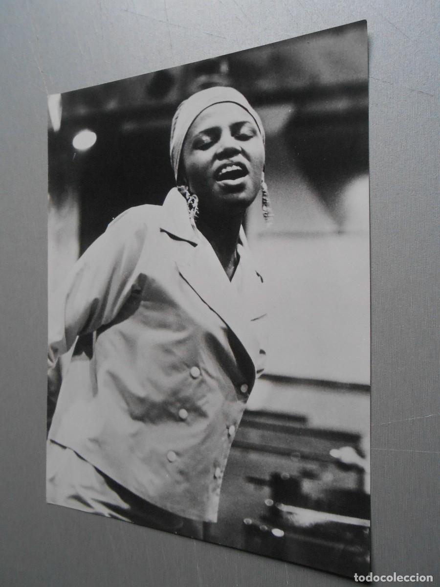 Fotos de Cantantes: FOTO de - MIRIAN MAKEBA - de 18 x 24 cms