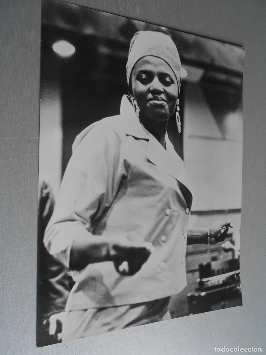 Fotos de Cantantes: FOTO de - MIRIAN MAKEBA - de 18 x 24 cms
