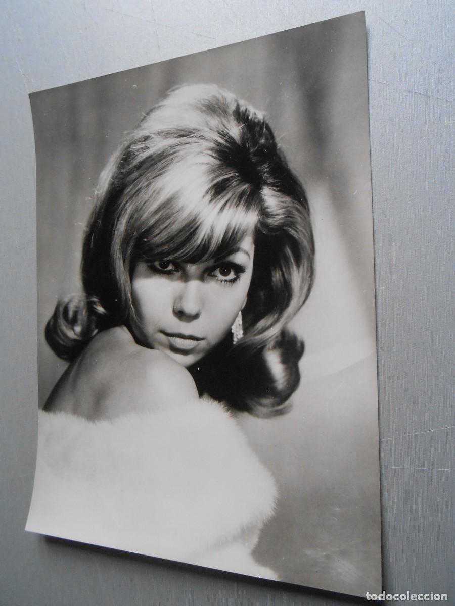 Fotos de Cantantes: FOTO de - NANCY SINATRA - de 18 x 24 cms