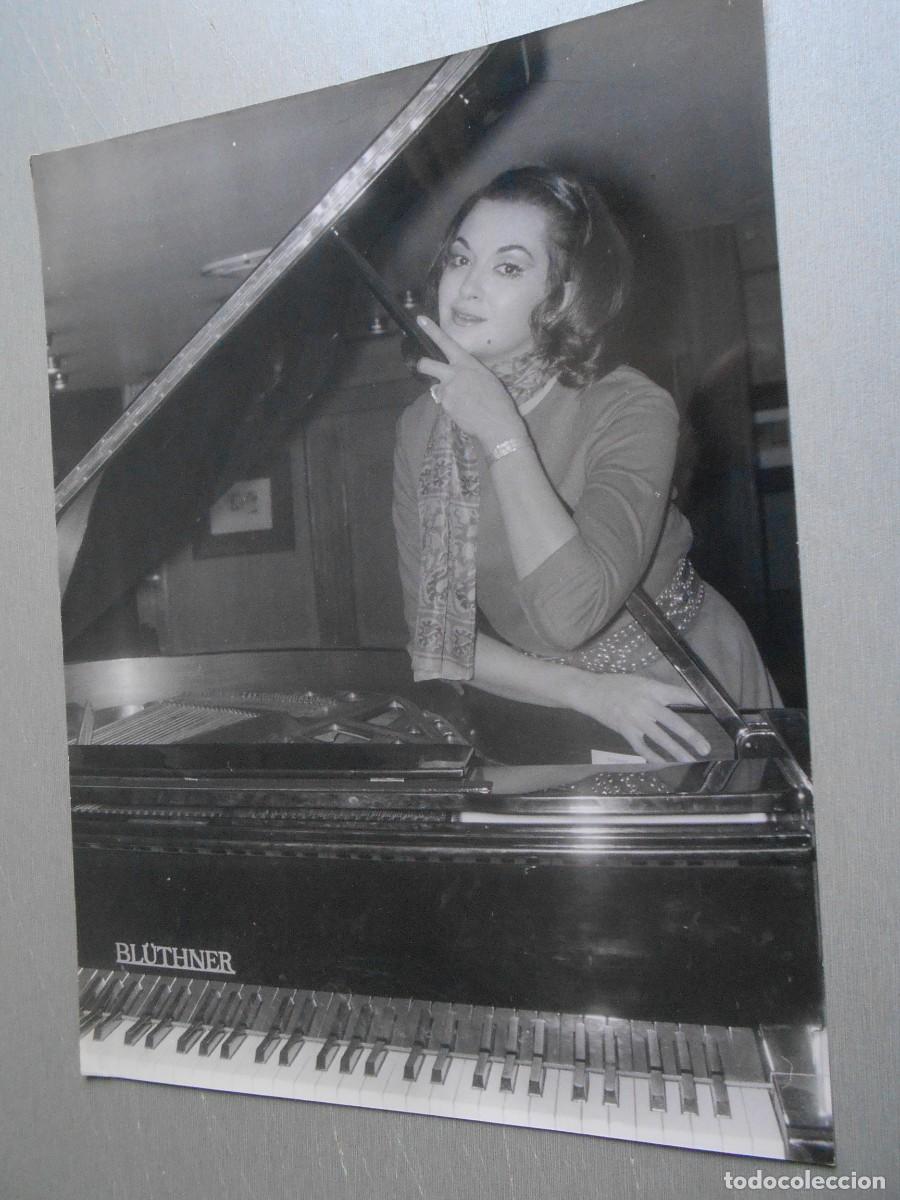 Fotos de Cantantes: FOTO de - MIKAELA - de 18 x 24 cms