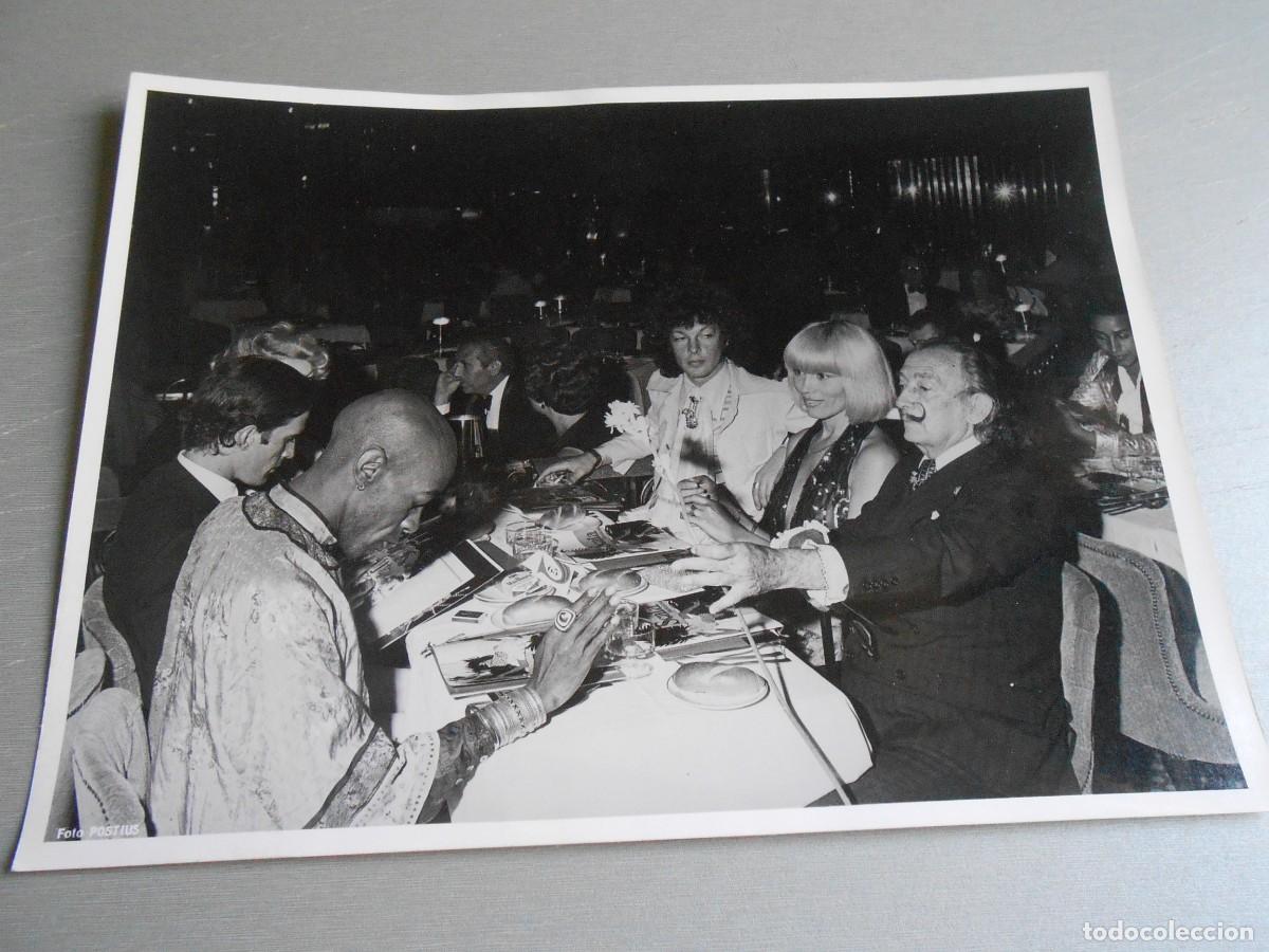 Photos of Singers: FOTO de - AMANDA LEAR con DALI - de 24 x 18 cms