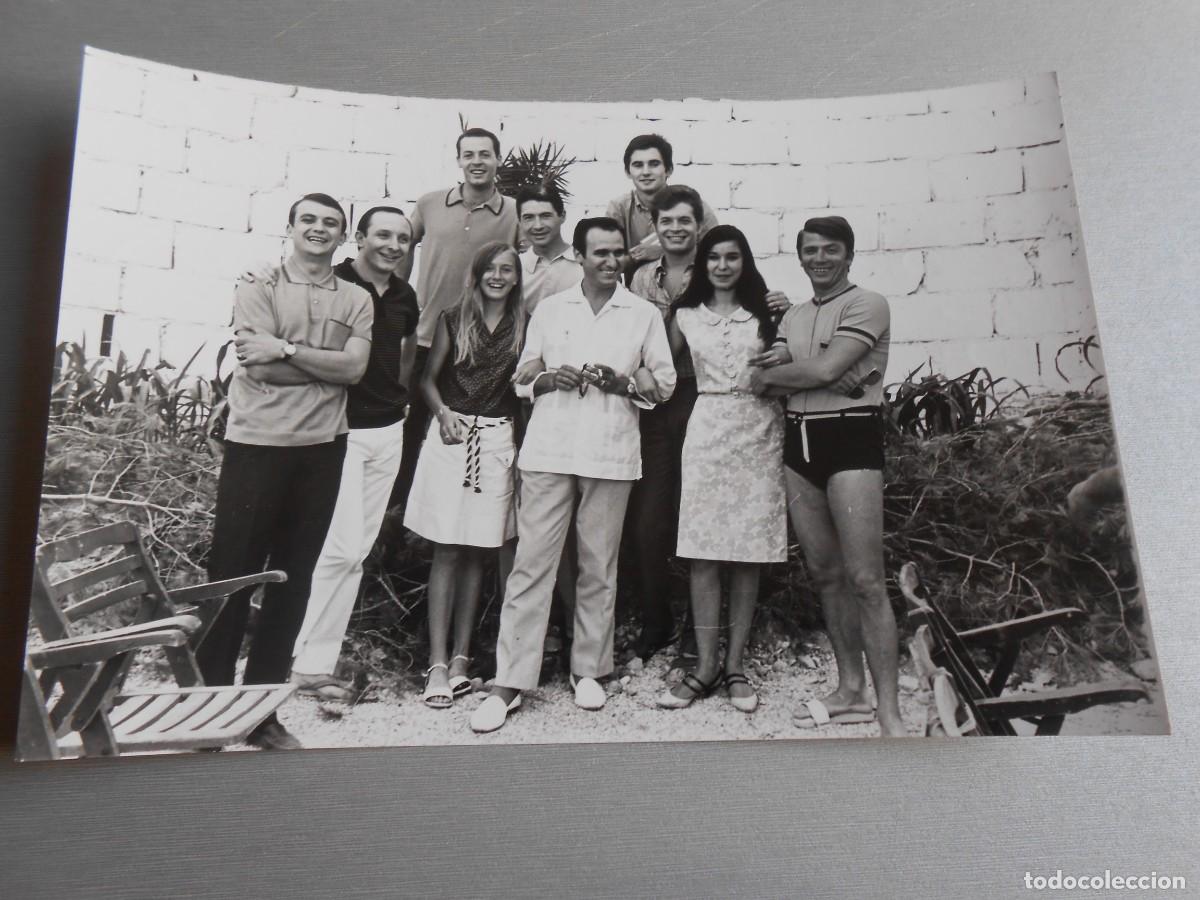 Fotos de Cantantes: FOTO de - ALICIA con amigos - de 18 x 12 cms