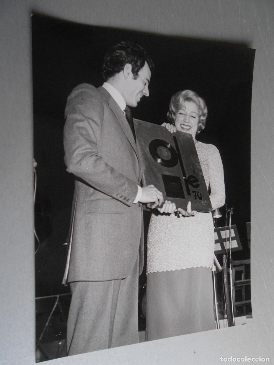 Fotos de Cantantes: FOTO de - JULIO IGLESIAS con MARY SANTPERE - de 18 x 24 cms
