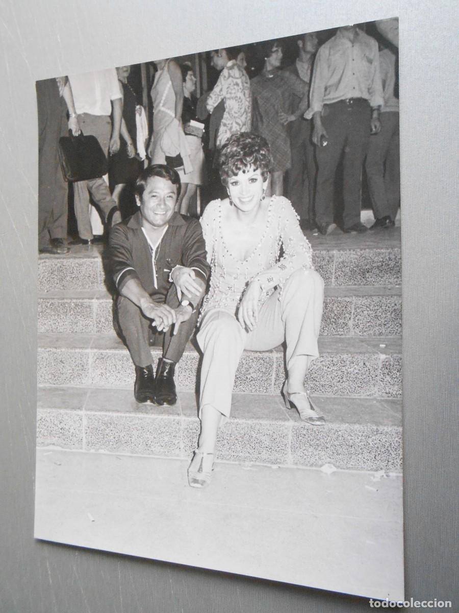 Fotos de Cantantes: FOTO de - SALOME con ARMANDO MANZANERO - de 18 x 24 cms